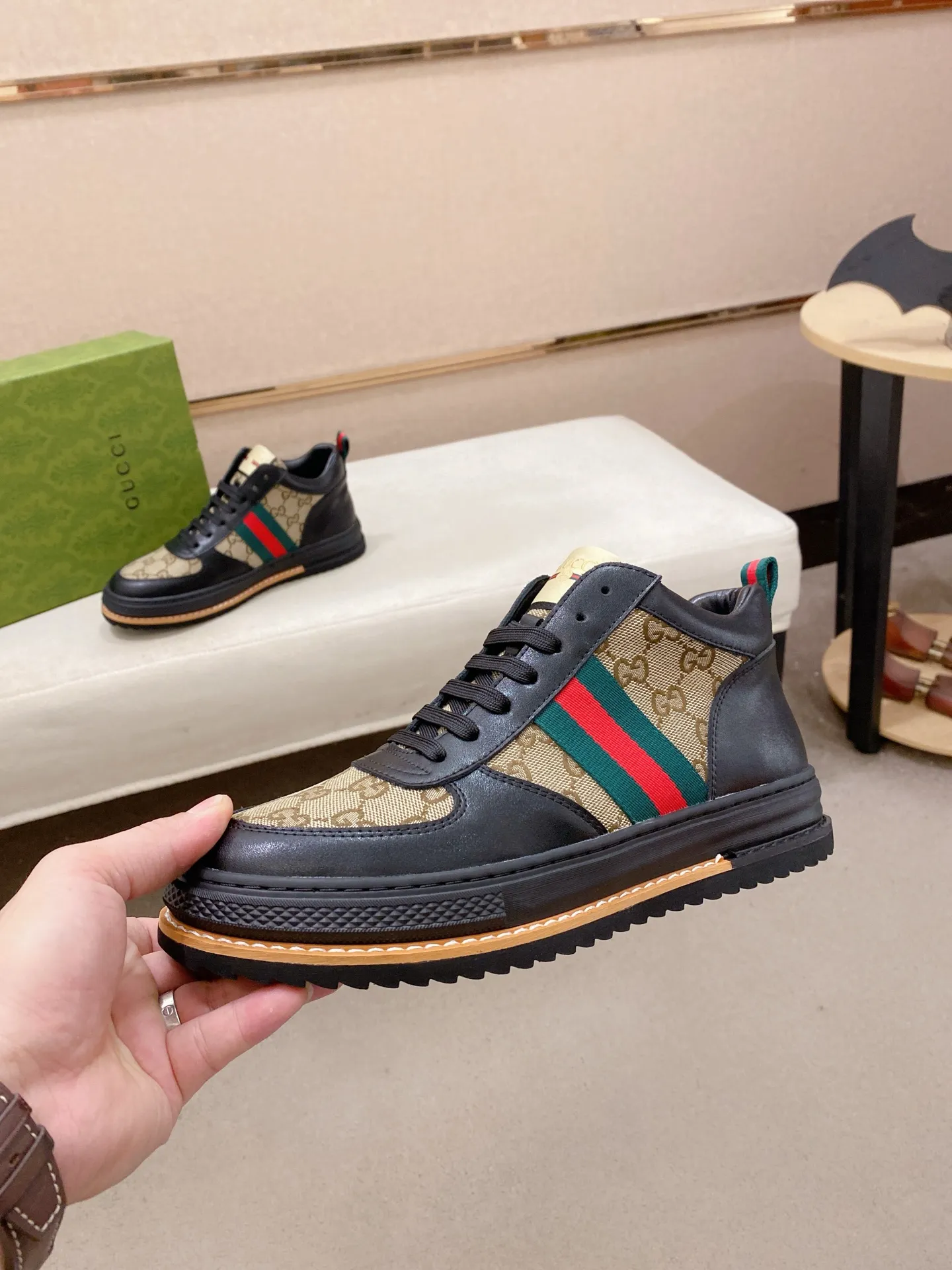 Men's shoes 💰 440 💰 High-quality new high-top GUCCI counters are on the market at the same time. The new men's shoes, 😘fabrics are selected imported cowhide, lining: sheepskin lining. 👍🏿 High-end ☄️ air-cushion molded anti-slip rubber outsole, exquisite lines, simple and elegant, comfortable and high-end for leisure travel. Code number: 38 to 44 (45 can be customized and cannot be returned or exchanged)